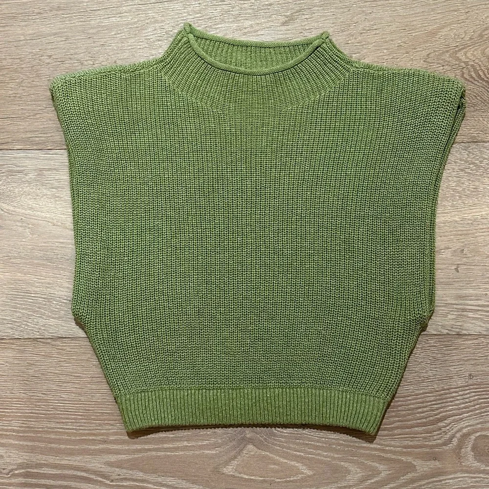 L'Academie Maja sleeveless sweater Knit Crop Top - Picture 2 of 13